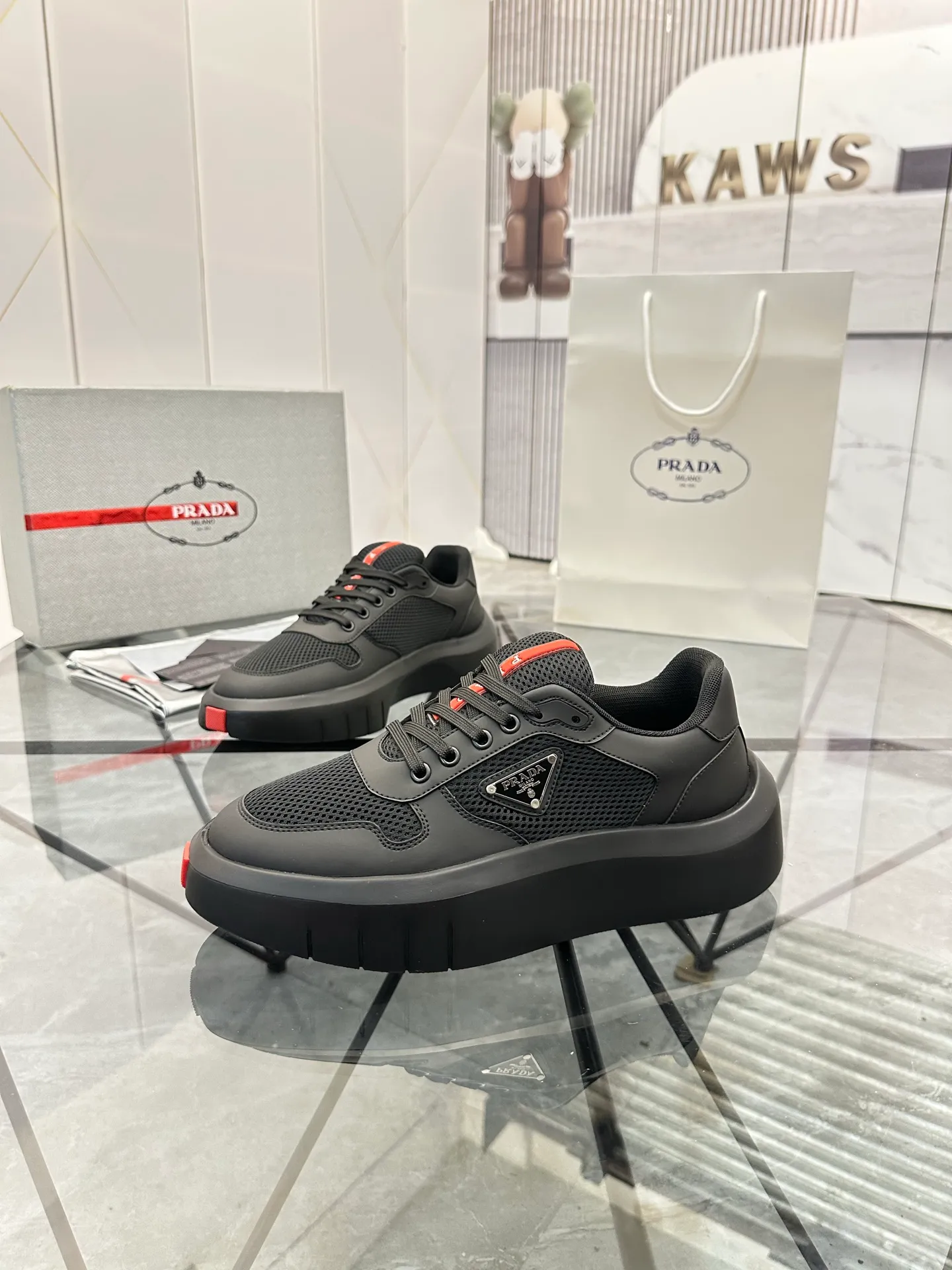 Men's shoes: 💰P620¥ High-end top quality Product trademark: Prada *"Prada*" low-top casual shoes Regular size: 38-45 (can be customized to 46) Product materials: imported first-layer cowhide leather on the upper spliced ​​with original fabric, breathable lining, cowhide foot pads, original ultra-light foam outsole. No.: 001